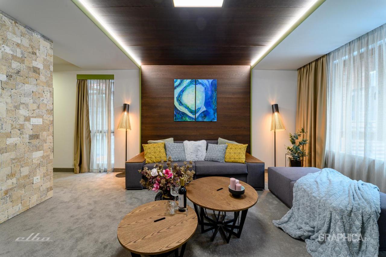 Apartment with Mountain View