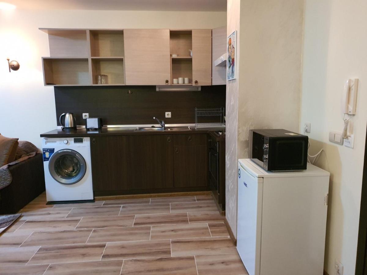 Deluxe One-Bedroom Apartment with Balcony