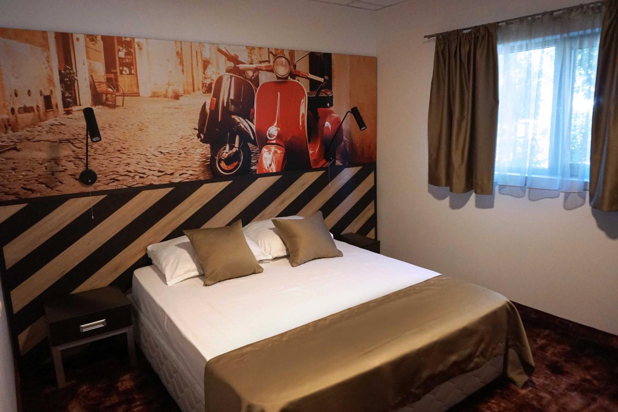 Deluxe Double Room,1608302630:JPEG