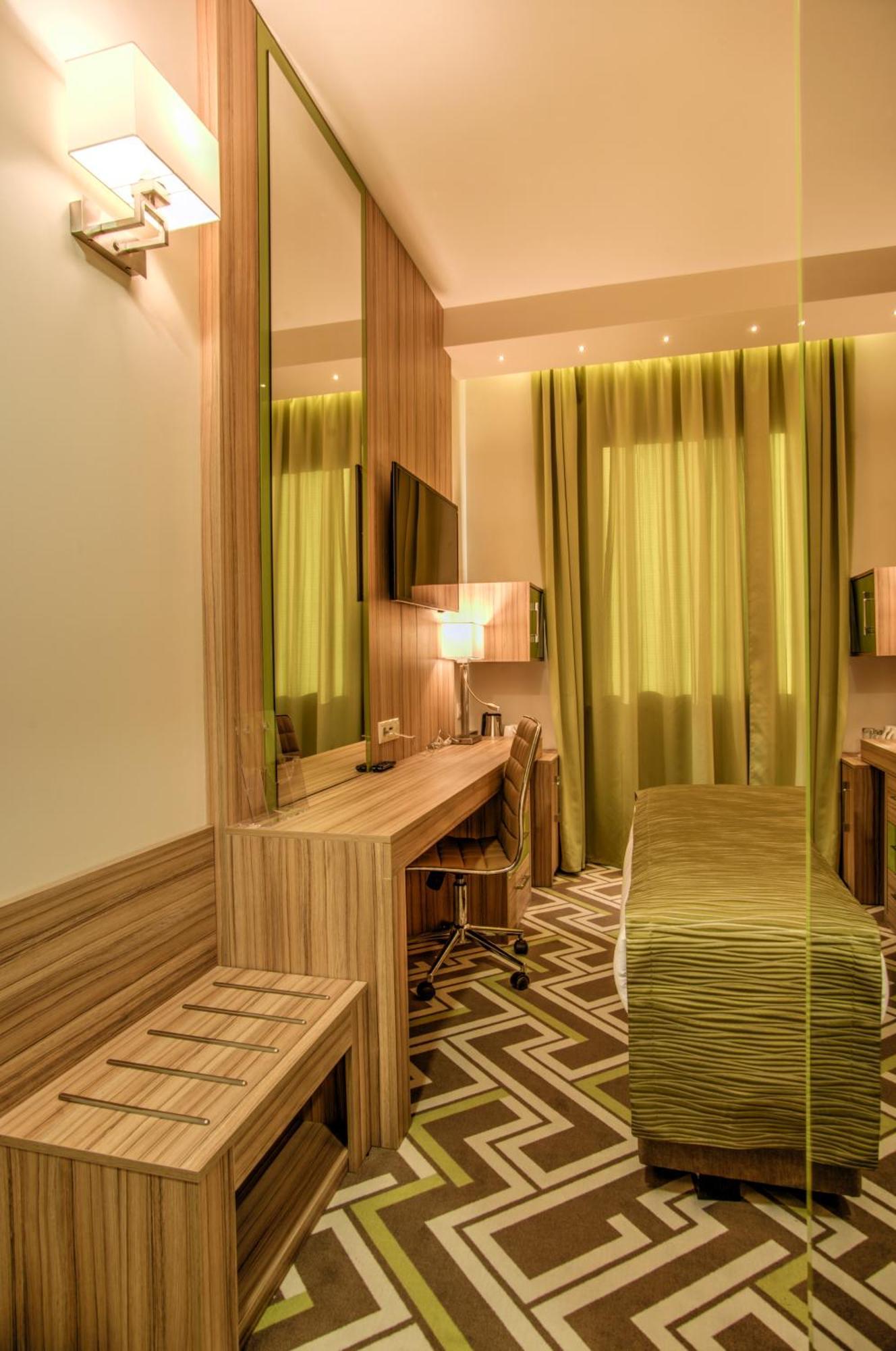 Standard Queen Room