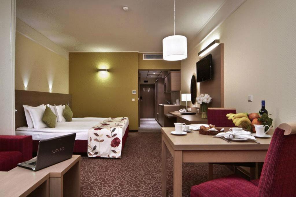 Corner Suite,1270554679:JPEG