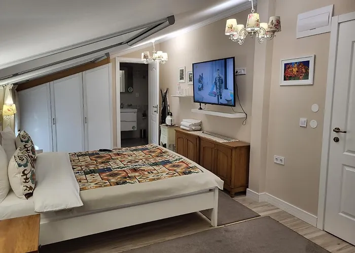 Plovdiv hotels near Ancient Theater of Philippopolis