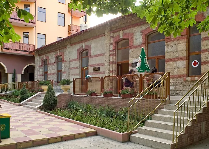 Естрея Палас