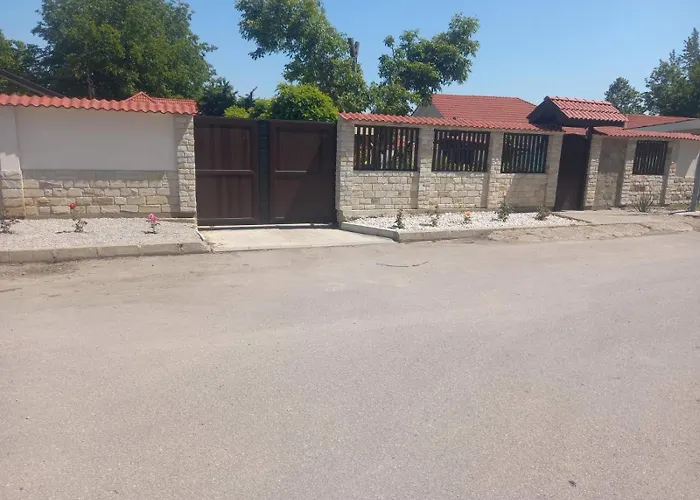 Stariya Oreh Pool & Garden