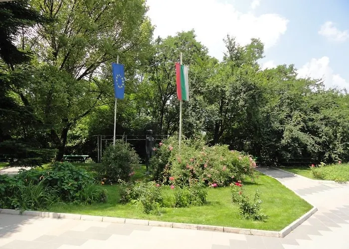 Sofia hotels near Monument to the Tsar Liberator